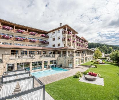 Hotel Waldhof mit Garten und Pool