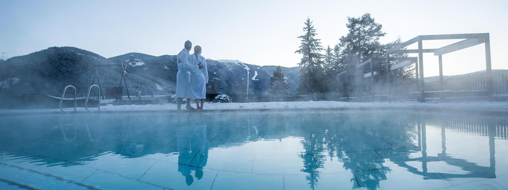 La piscina all'aperto in inverno