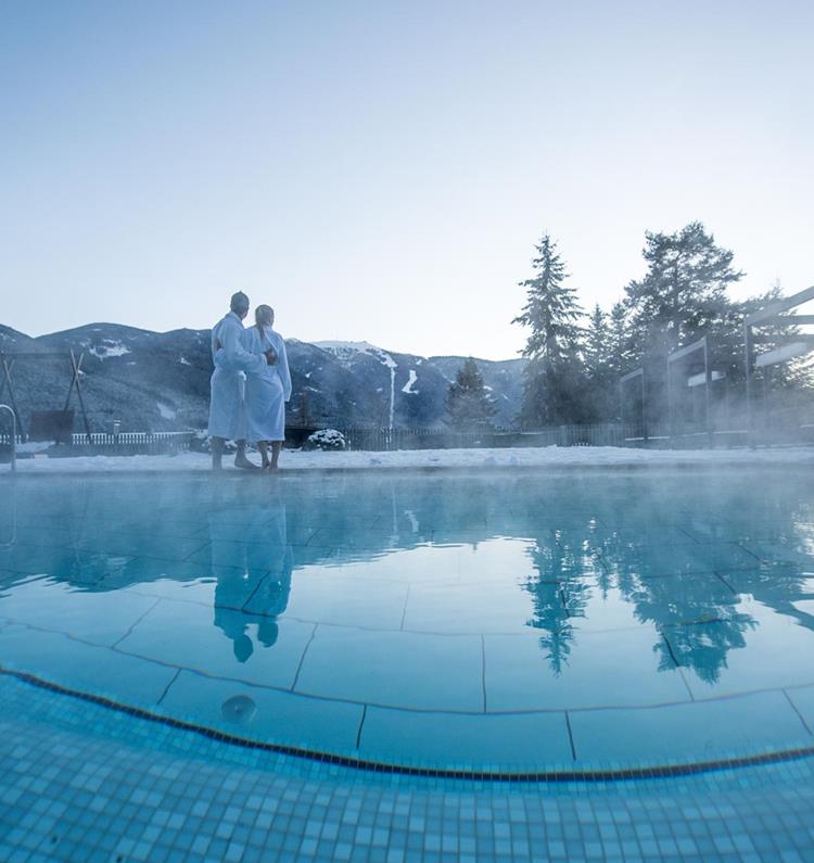 La piscina all'aperto in inverno