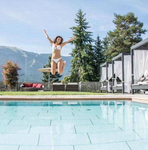 Piscina esterna con vista panoramica