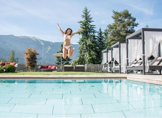 Piscina esterna con vista panoramica