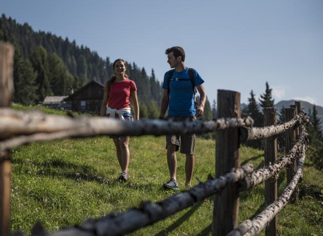 Paar beim Wandern