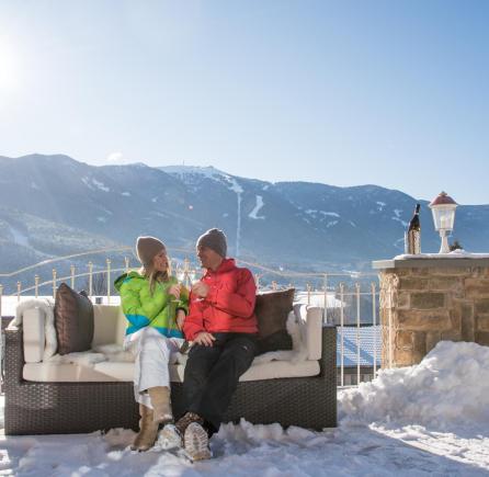 Zwei Gäste auf der Terrasse im Winter
