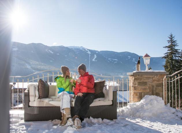 Zwei Gäste auf der Terrasse im Winter